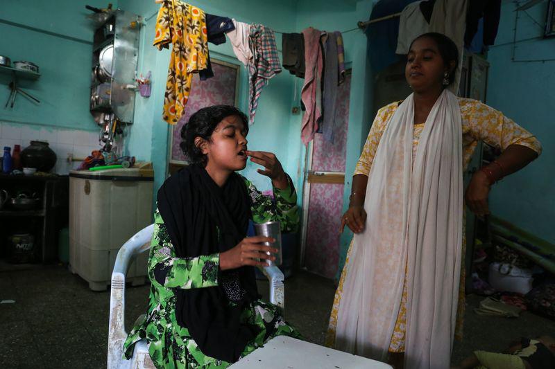 Zhizn` v Mumbai: Khadidzha Ansari prinimaet lekarstva ot tuberkuleza